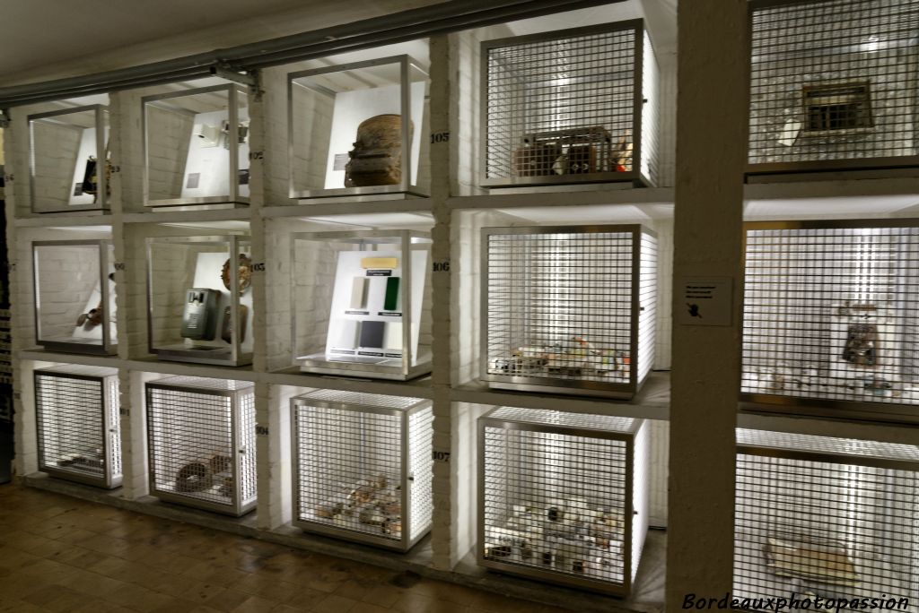 Dans l'ancienne cave à vins, la matériauthèque présente un inventaire des matériaux utilisés dan sla constructyion de la villa ainsi que des exemples d'appareillage. 